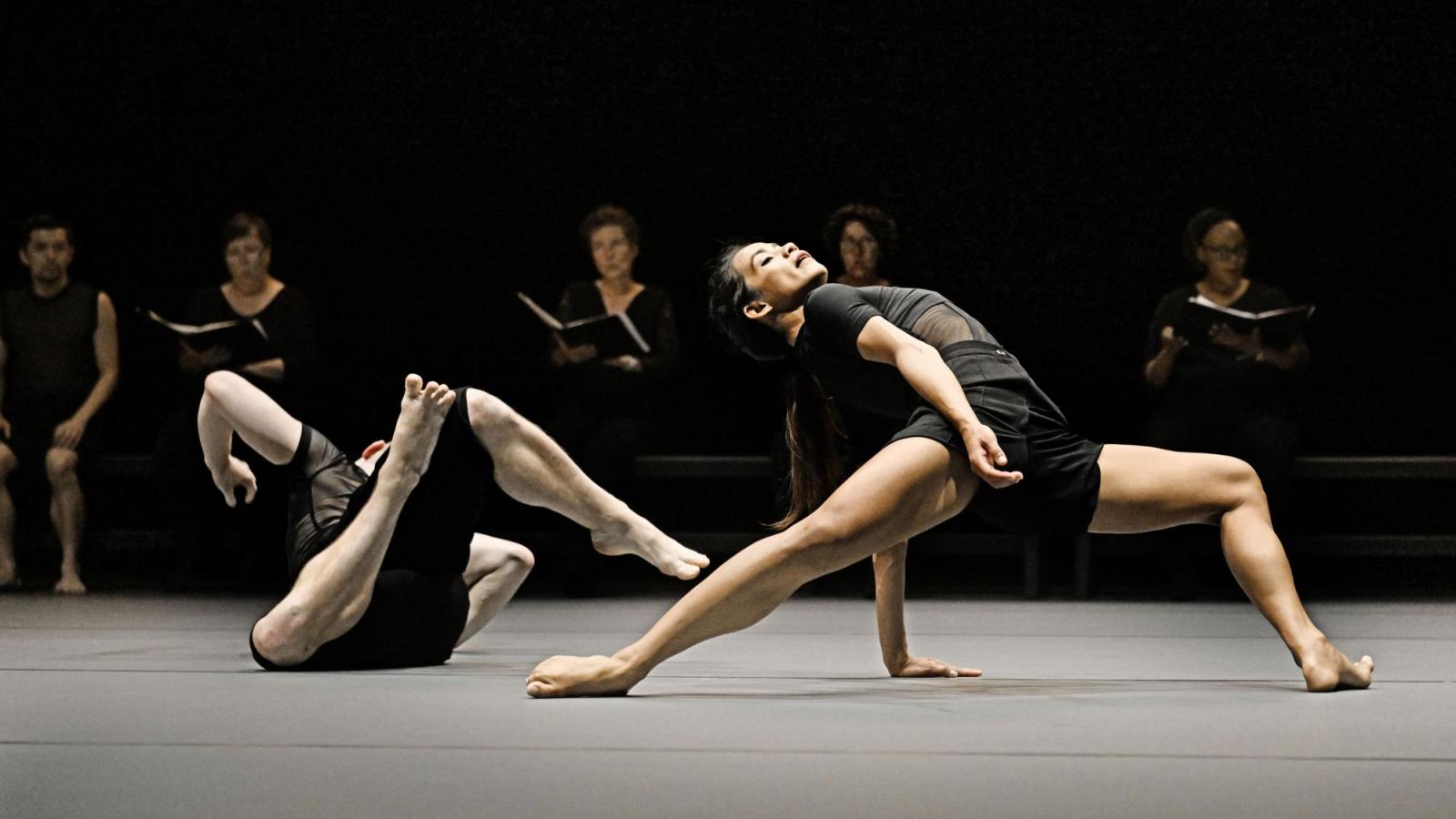 Zwei tanzende Personen des Hessischen Staatsballetts