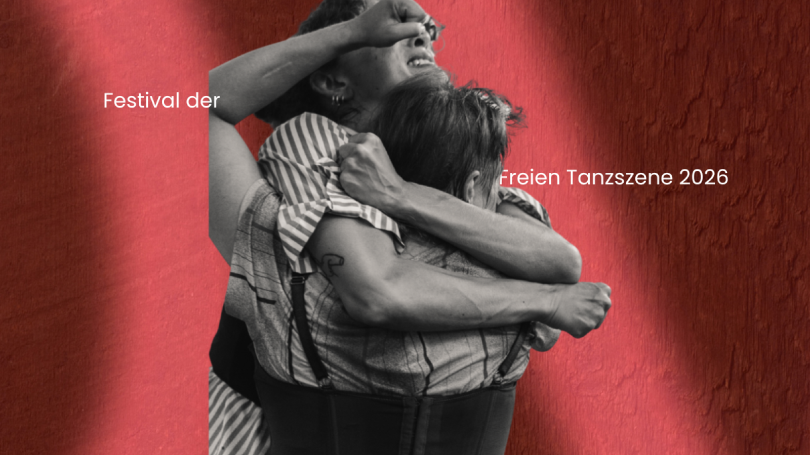 Rotfarbene Kachel mit Foto von zwei ringenden Tänzer:innen